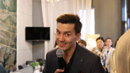 Ведущий